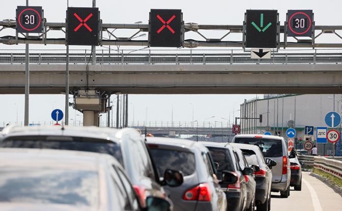 Очередь из 700 машин скопилась на подходах к Крымскому мосту