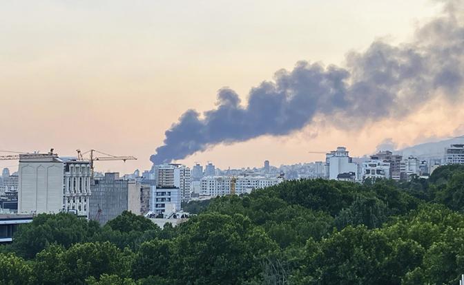 На фото: дым над зданием иранского государственного телецентра после израильского удара по Тегерану