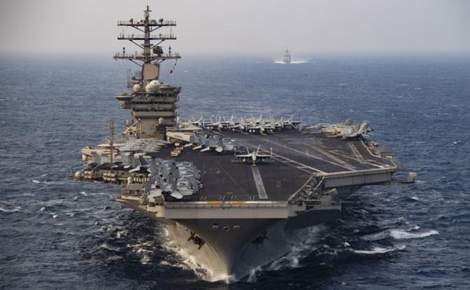 на фото: атомный американский авианосец USS Nimitz