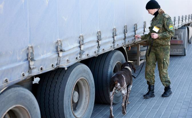 На фото: досмотр грузовика на территории одного из автомобильных пунктов пропуска.