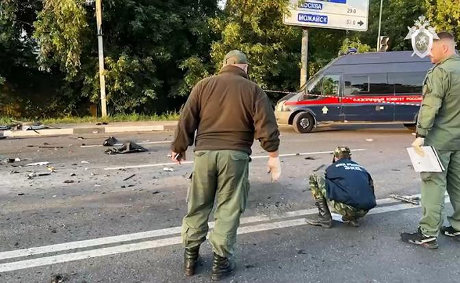На фото: сотрудники СК РФ во время проведения осмотра места происшествия, где была убита журналист и политолог Дарья Дугина (Платонова)