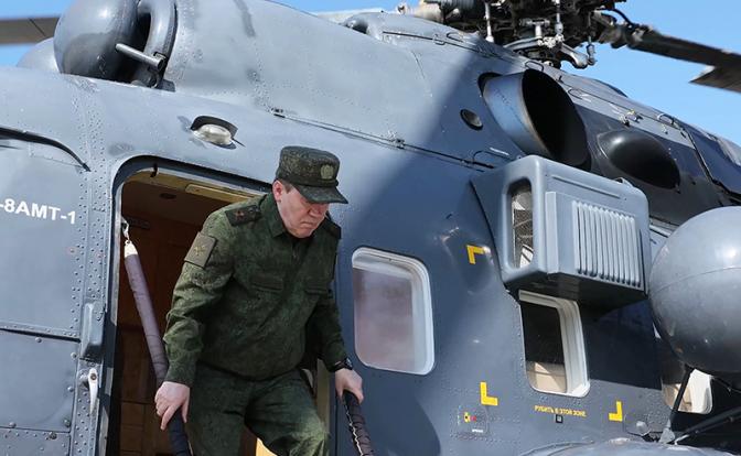 На фото: начальник Генерального штаба Вооруженных Сил РФ генерал армии Валерий Герасимов во время проверки хода выполнения боевых задач соединениями и воинскими частями группировки войск "Центр"
