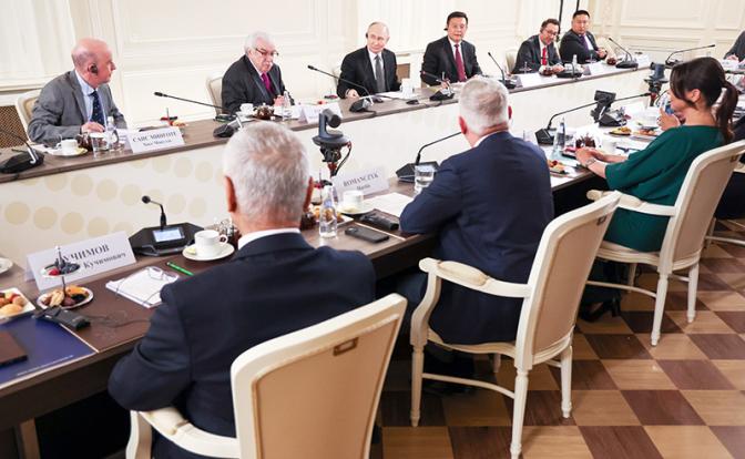 На фото: встреча президента РФ Путина и руководителей международных информагентств