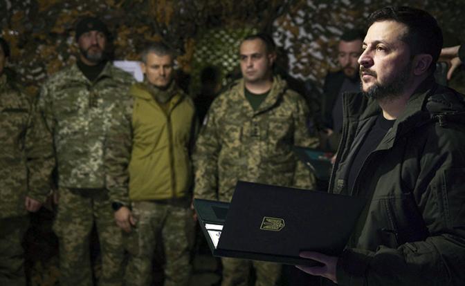 На фото: президент Украины Владимир Зеленский (справа)