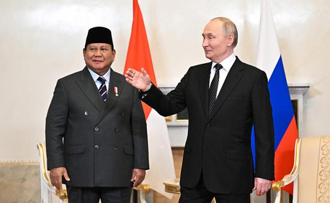 На фото: президент РФ Владимир Путин и президент Индонезии Прабово Субианто (справа налево) во время встречи в Константиновском дворце.