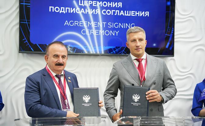 На фото слева направо: Бесарион  Месхи  российский учёный, ректор Донского государственного технического университета (ДГТУ)  и  и.о. генерального директора ФГБУ "Дирекция НТП" Александр  Двойников.