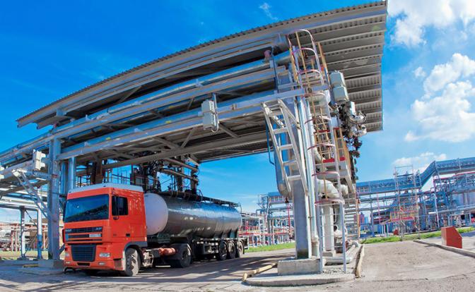 «Просто копни лопатой»: В Оренбуржье твердую нефть можно собирать прямо в степи