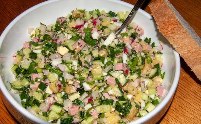 Врач рассказала, кому стоит отказаться от окрошки