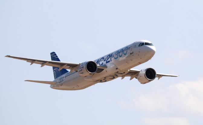 На фото: самолет МС-21-300.