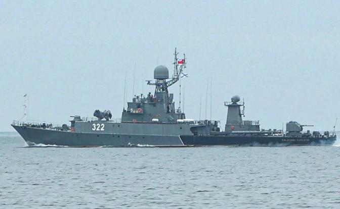 На фото: малый противолодочный корабль "Кабардино-Балкария" во время отработки практических задач Балтийского флота.