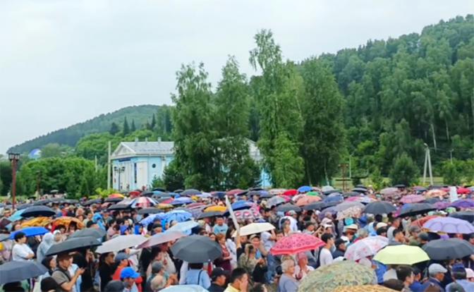 На фото: площадка, предназначенная для места проведения митинга, была полностью заполнена.