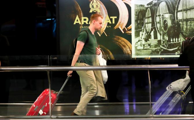 На фото: пассажиры рейса, прибывшего из России, в международном аэропорту Звартноц в Ереване, Армения.