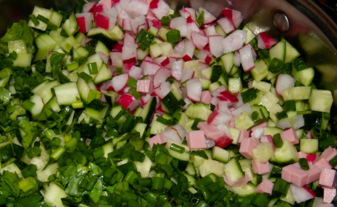 Россиян предупредили о рисках для здоровья от экспериментов с окрошкой