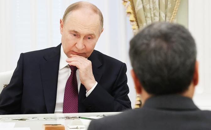 На фото: президент РФ Владимир Путин и глава МИД Ирана Аббас Арагчи (слева направо) во время встречи в Кремле.