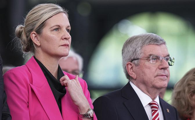 На фото: новый президент МОК Кирсти Ковентри и бывший президент МОК Томас Бах на церемонии передачи полномочий президента Международного олимпийского комитета в Олимпийском доме.