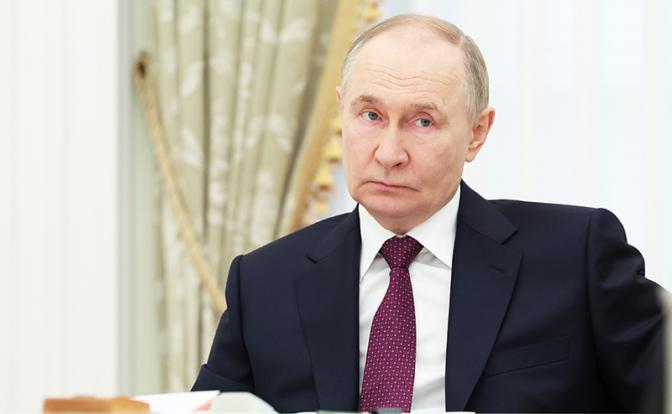 На фото: президент РФ Владимир Путин во время встречи в Кремле с главой МИД Ирана Арагчи.