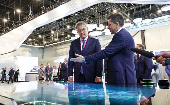 На фото: глава Республики Башкортостан Радий Хабиров (слева)