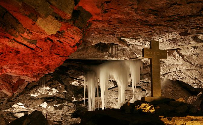 На фото: Кунгурская ледяная пещера