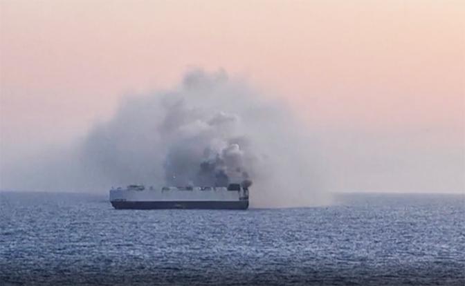 Возле Аляски затонуло грузовое судно с тысячами авто на борту