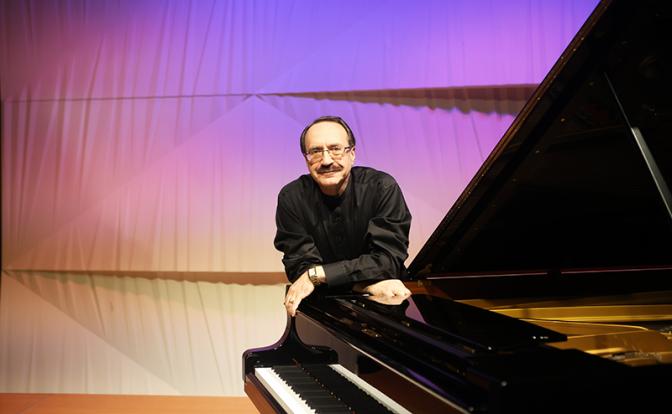 На фото: народный артист России Даниил Крамер