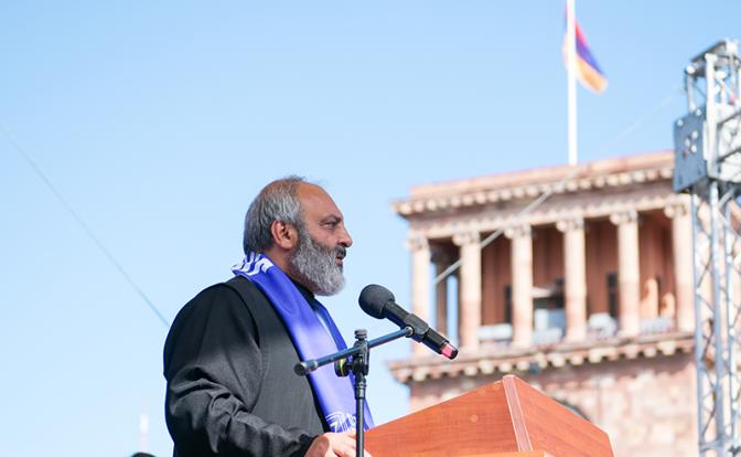 На фото: лидер армянского оппозиционного движения «Священная борьба» архиепископ Баграт Галстанян