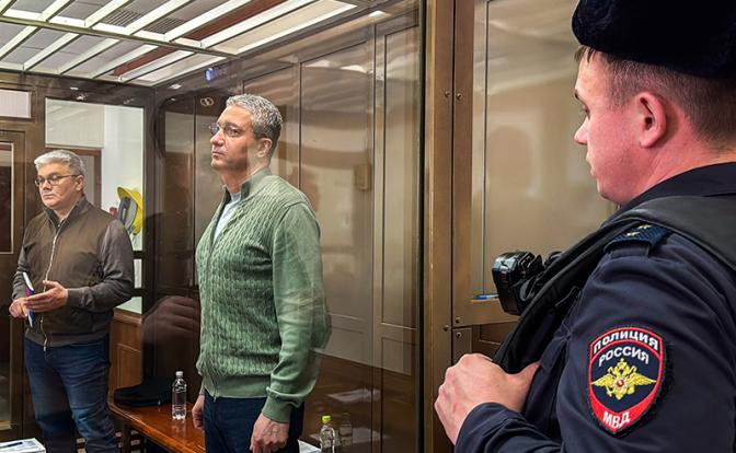 На фото: бывший заместитель министра обороны РФ Тимур Иванов (в центре), бывший подчиненный бывшего заместителя министра обороны РФ Тимура Иванова Антон Филатов (слева) в Московском городском суде