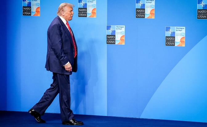 На фото: президент США Дональд Трамп на саммите НАТО