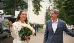 "Я стала мамой поросенка!": Ольга Бузова, оплодотворив свинью, приложила руку к росту поголовья