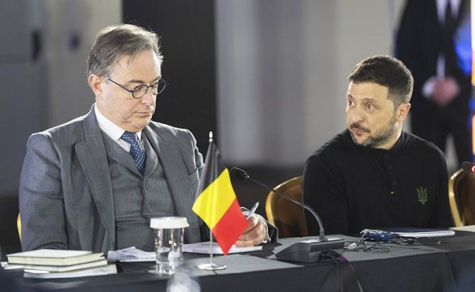 На фото: президент Украины Владимир Зеленский и премьер-министр Бельгии Барт Де Вевер (справа налево)
