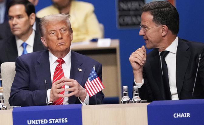 На фото: президент США Дональд Трамп и генеральный секретарь НАТО Марк Рютте (слева направо) во время пленарной сессии саммита НАТО