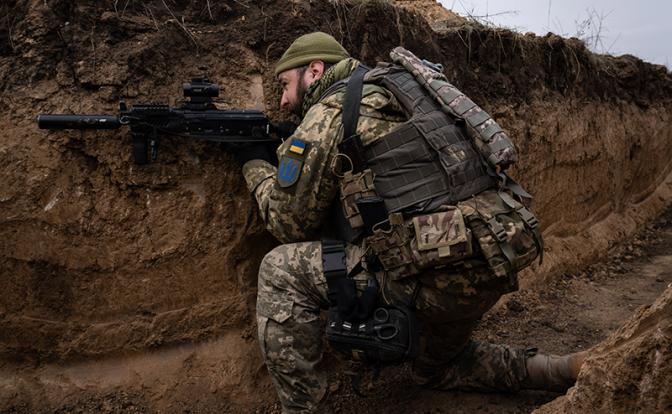 Братские могилы вместо «лисьих нор»: Сырский отдал приказ своим солдатам в районе Волчанска закопаться