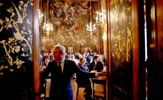 На фото: мировые лидеры - участники саммита НАТО на ужине в резиденции королевской семьи Нидерландов Хейс-тен-Бос.