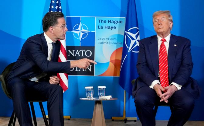 На фото: генеральный секретарь НАТО Марк Рютте и президент США Дональд Трамп (слева направо) во время встречи на саммите НАТО.