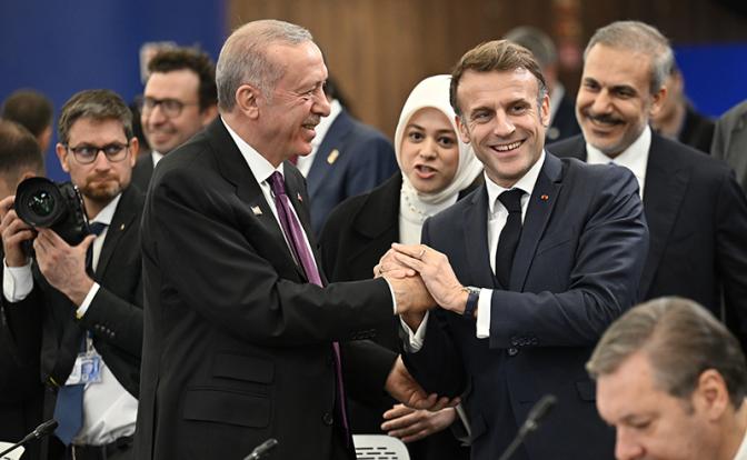 На фото: президент Турции Реджеп Тайип Эрдоган и Президент Франции Эмманюэль Макрон