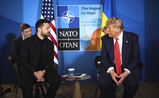 На фото: президент США Дональд Трамп (справа) комментирует двустороннюю встречу с президентом Украины Владимиром Зеленским (слева) в кулуарах саммита НАТО, Гаага, Нидерланды.