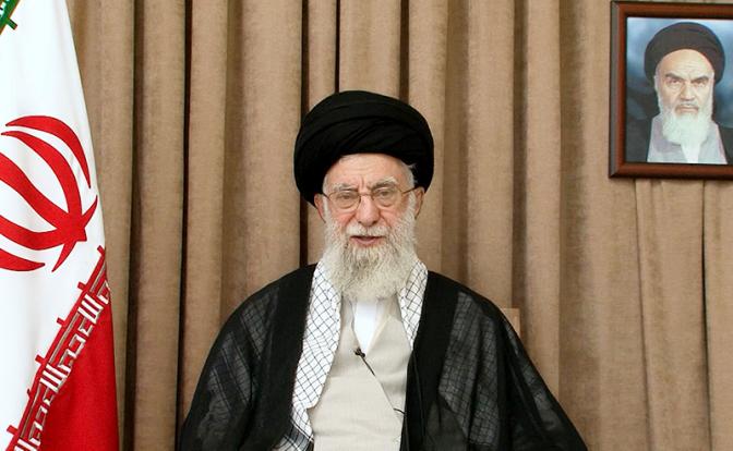 На фото: верховный лидер Ирана аятолла Али Хаменеи во время обращения к нации.