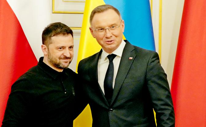 На фото: президент Польши Анджей Дуда (справа) и президент Украины Владимир Зеленский (слева).
