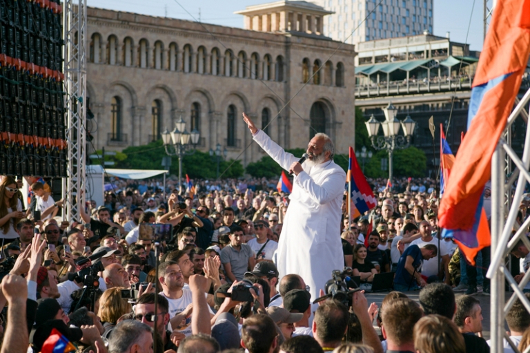 На фото: архиепископ тавушской епархии Армянской Апостольской Церкви Баграт Галстанян на акции протеста на площади Республики в Ереване.