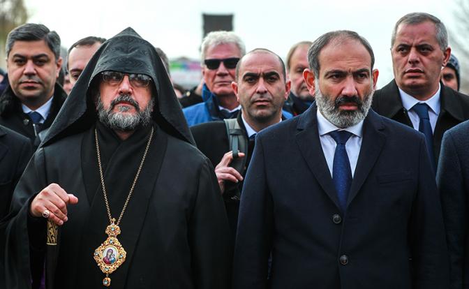 На фото (слева направо): глава Ширакской епархии Армянской Апостольской Церкви, архиепископ Микаэл Аджапахян и премьер-министр Армении Никола Пашинян.