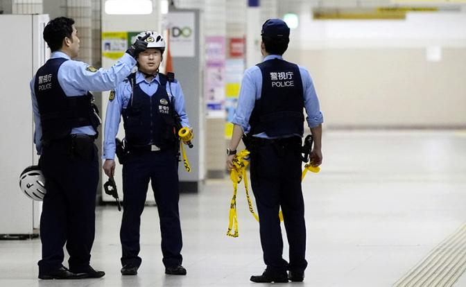 На фото: полицейские в Японии.