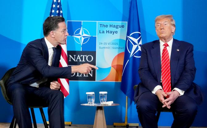 На фото: генеральный секретарь НАТО Марк Рютте и президент США Дональд Трамп (слева направо).