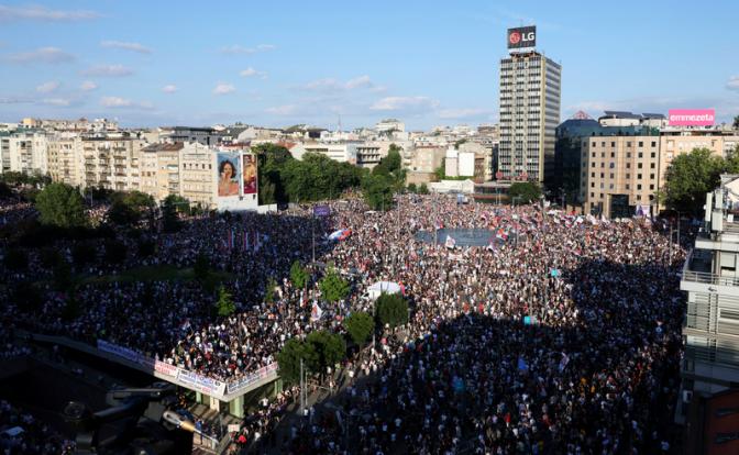 На фото: акция протеста оппозиции с участием студентов в Белграде.