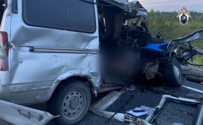 На фото: на месте аварии на трассе Сургут - Салехард.