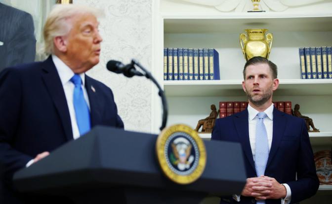 На фото (слева направо): президент США Дональд Трамп и его сын Эрик Трамп, исполнительный вице-президент Trump Organization Inc.