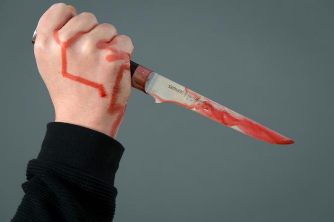 В центре Екатеринбурга молодого человека ударили ножом в шею, нападавшего избила толпа свидетелей