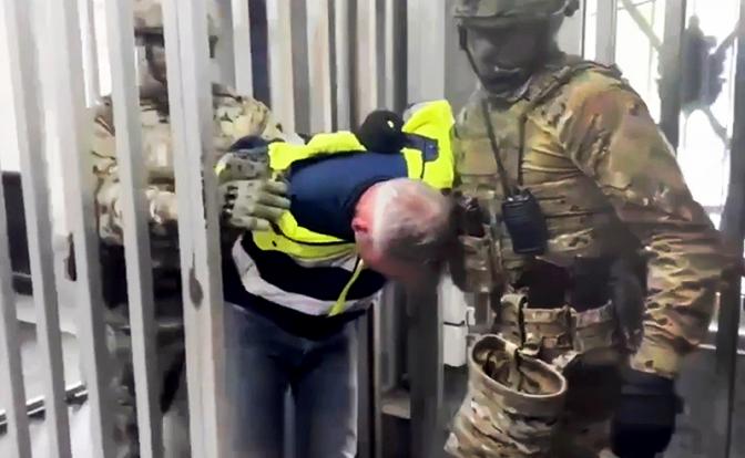 На фото: сотрудники ФСБ во время задержания.