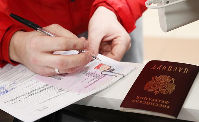 Минфин предложил повысить пошлины за водительские права и ПТС с сентября 2025 года