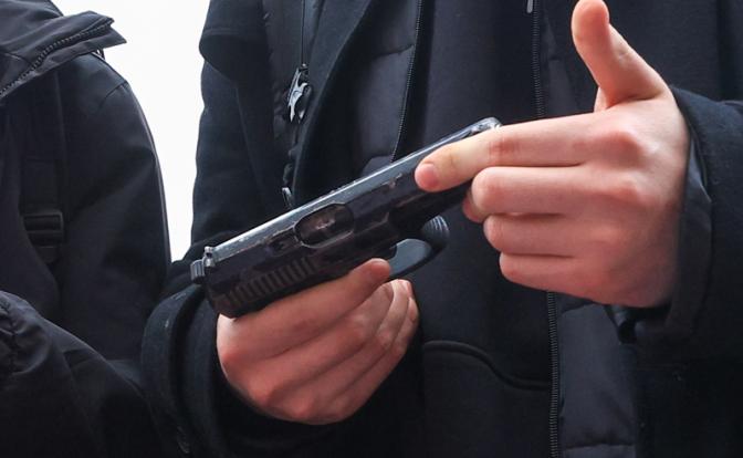 Стали известны подробности перестрелки у отдела МВД в Сургуте - причина в девушках