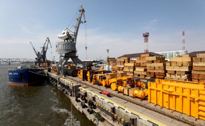 На фото: вид на территорию АО "Астраханский морской порт".