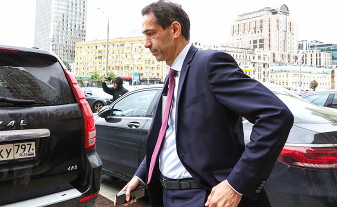 На фото: посол Азербайджана в Москве Рахман Мустафаев у здания МИД РФ.